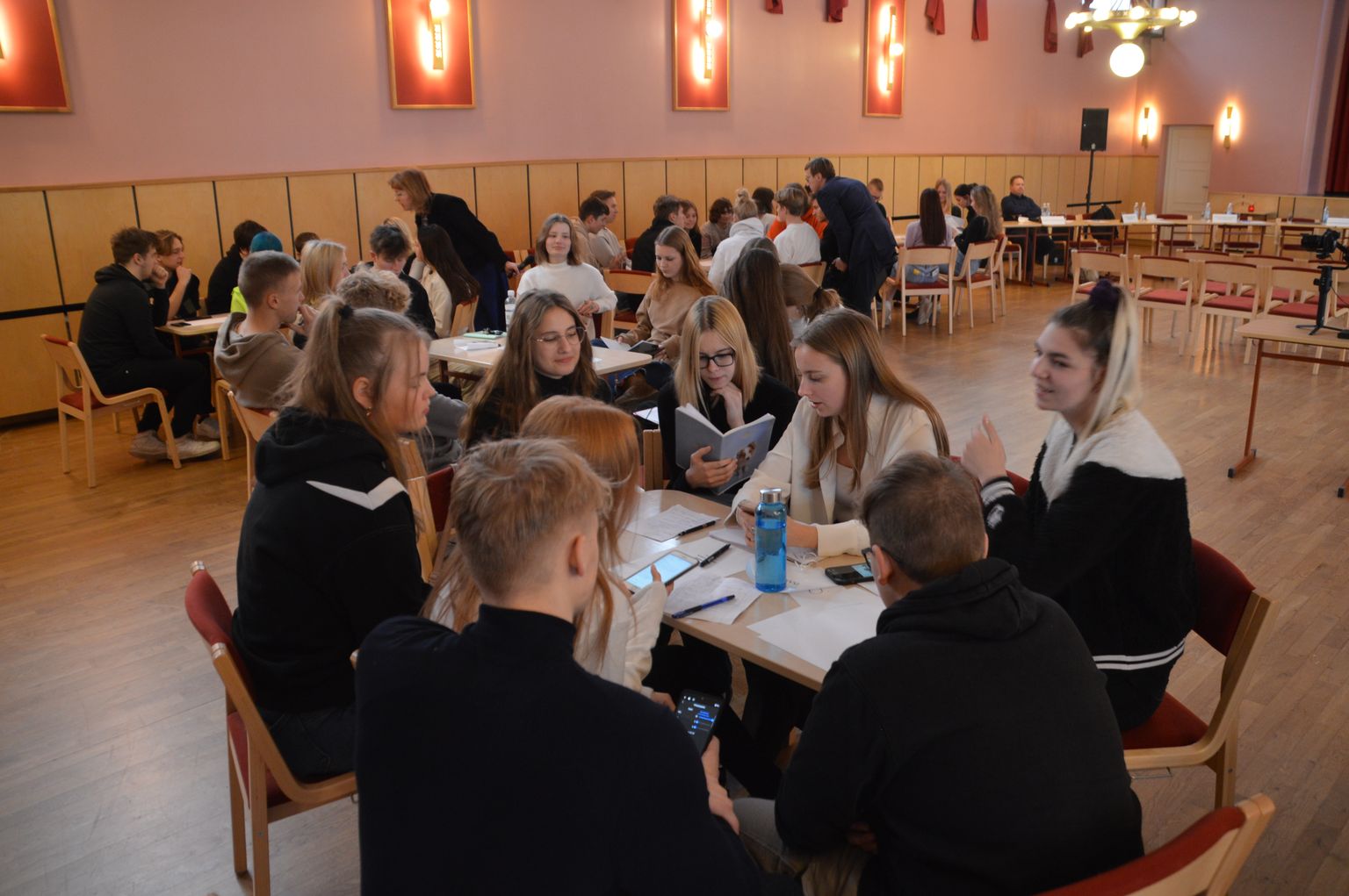Teadliku valija päev Otepää gümnaasiumis. Õpilased küsimusi koostamas.