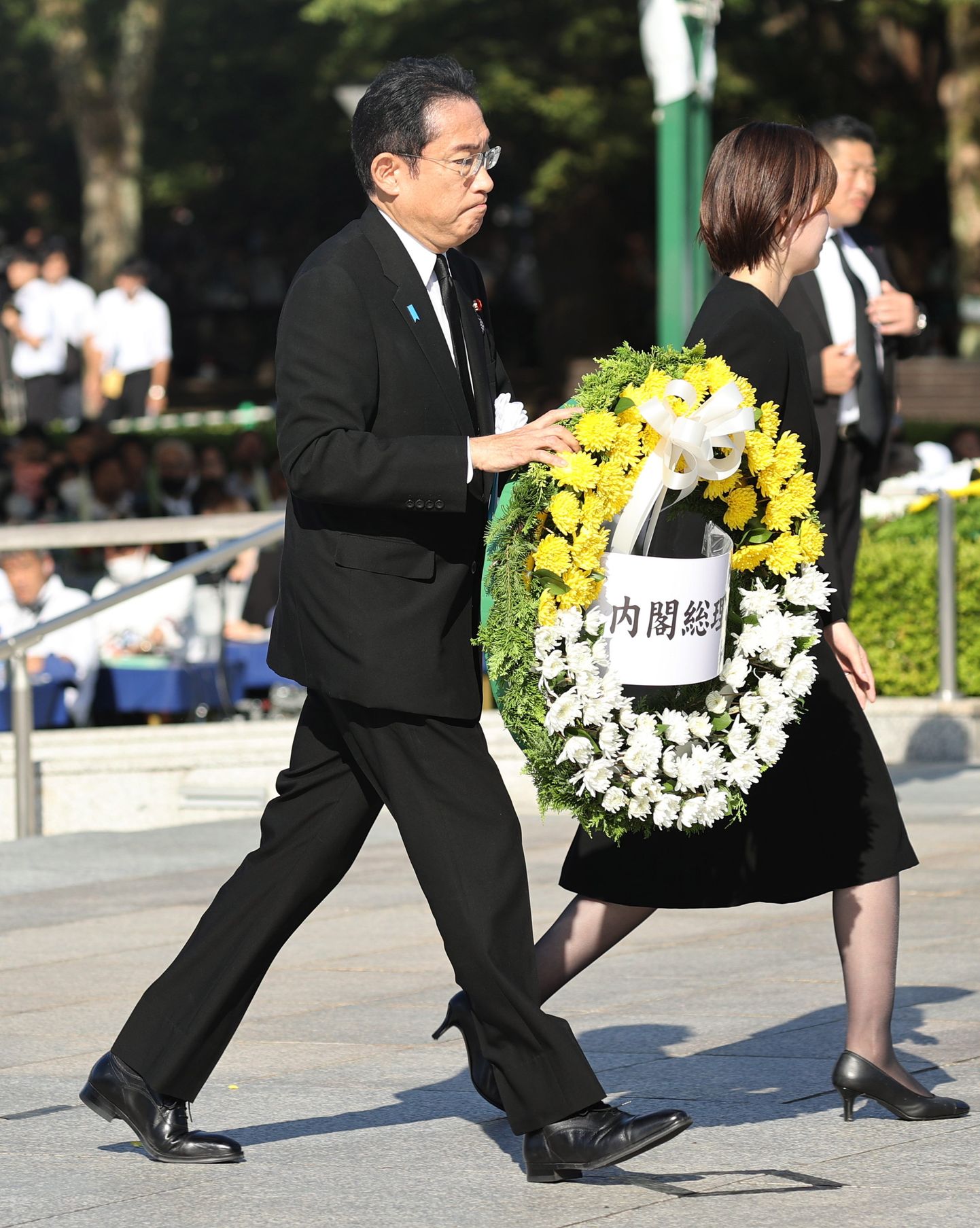 Jaapani peaminister Fumio Kishida viimas pärga Hiroshima aatompommirünnaku ohvrite mälestusmärgile.