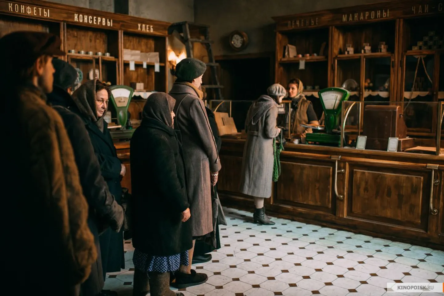 Очередьза хлебом в Ленинграде конца 1945 года.