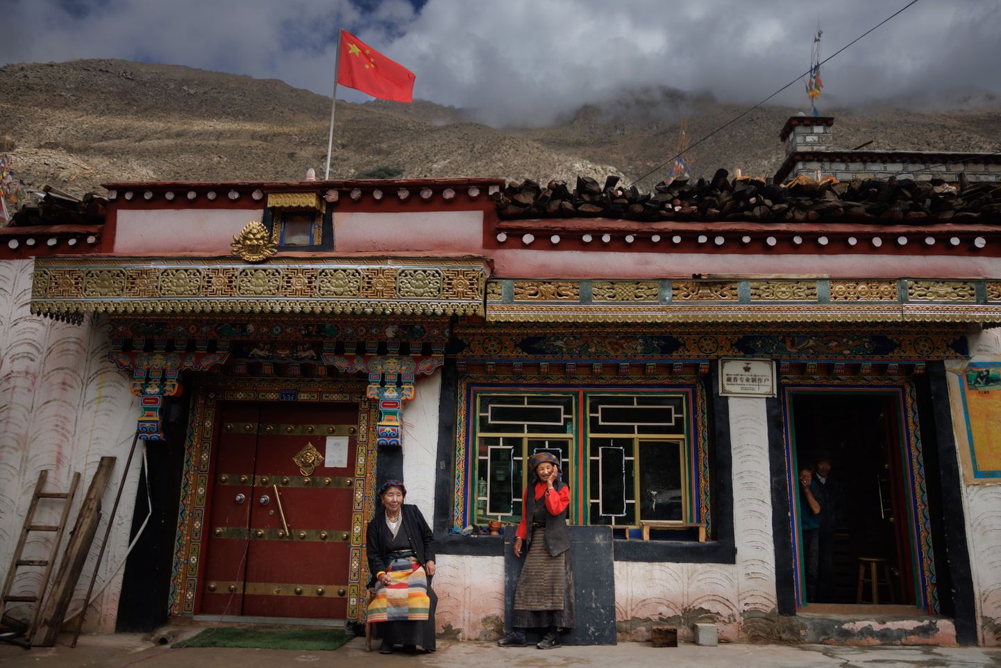 Naised oma maja eest Lhasas.
