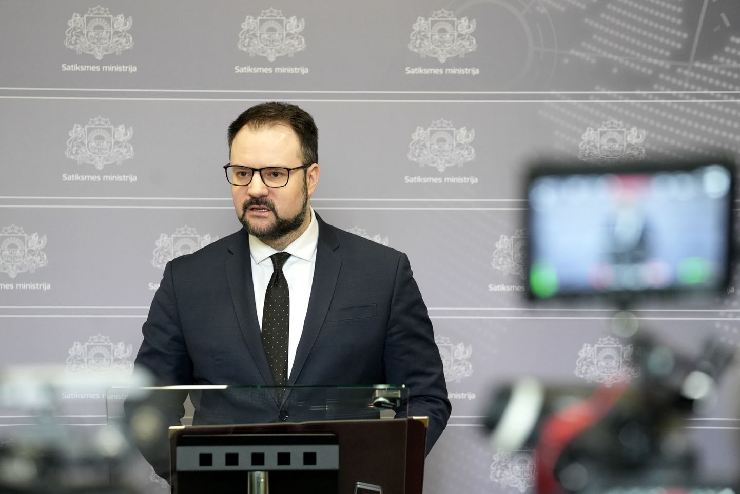 Министр сообщения Каспар Бришкенс на пресс-конференции по ситуации с Latvijas Pasts