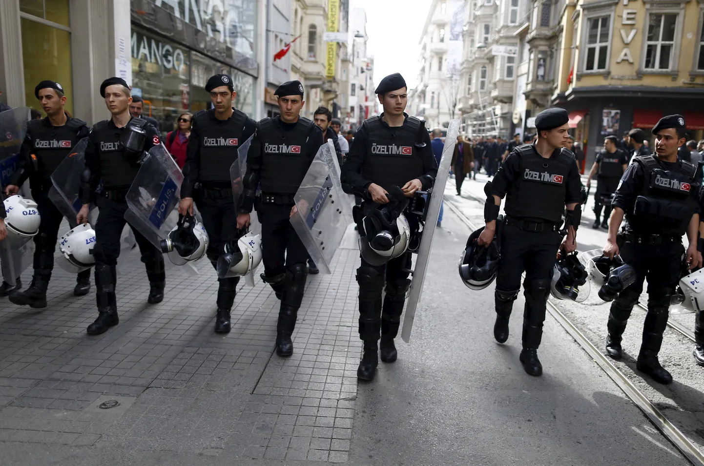 Julgeolekujõud Istanbuli välisesinduste kvartalis.