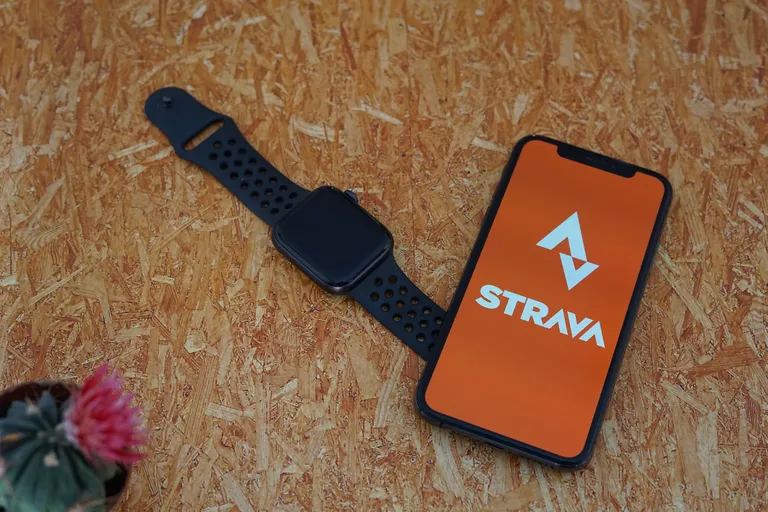 Nutikell ja spordirakendus Strava nutitelefonis. Pilt on illustreeriv