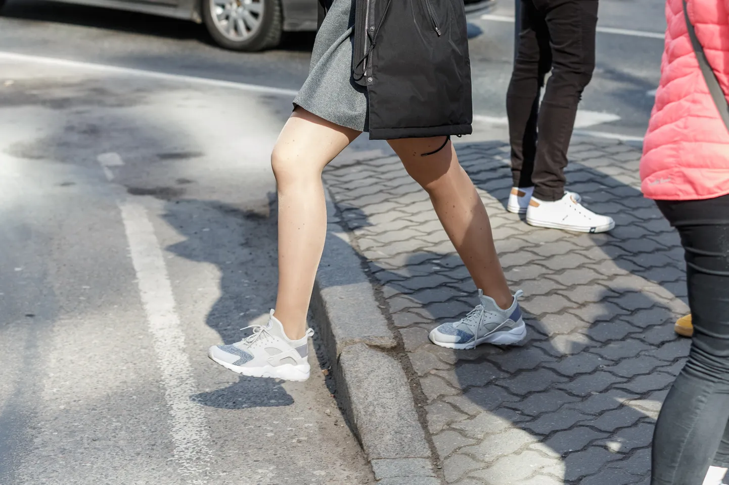 Neiu kandis Tallinnas trolli peale minnes lühikest kleiti. Foto on illustreeriv.