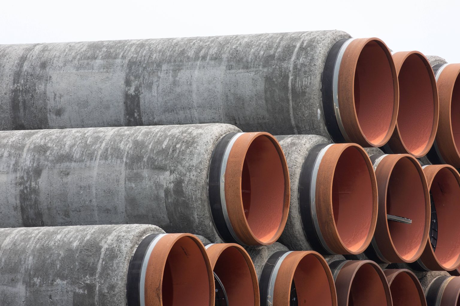 Nord Stream 2 gaasijuhtme betoonmantliga torude ajutine ladustamine Saksamaal.