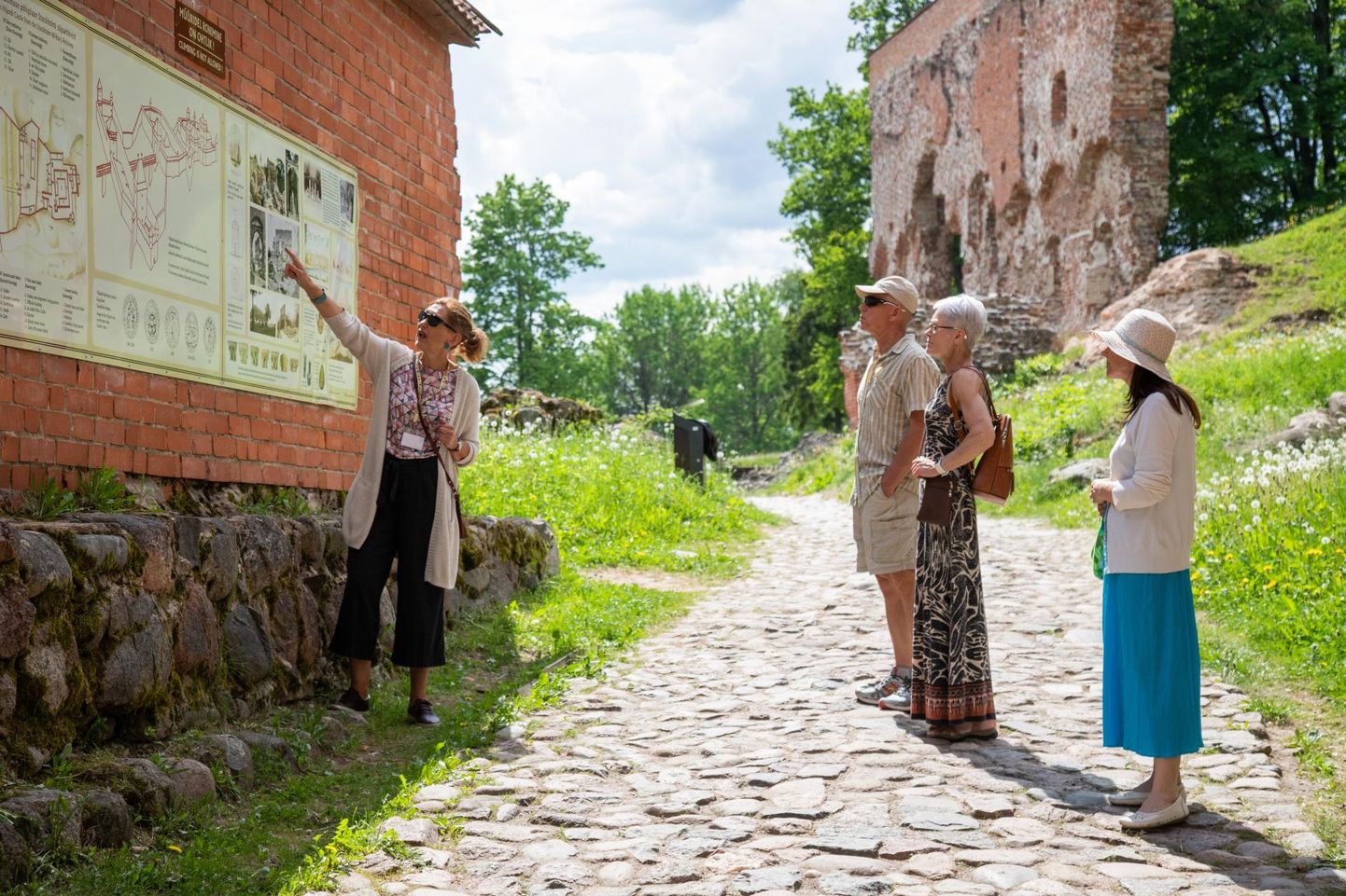 Viljandi linn ja maakond kutsuvad kampaaniaga eestimaalasi suvitama. Fotol on eelmise aasta suvine giidituur lossimägedes.