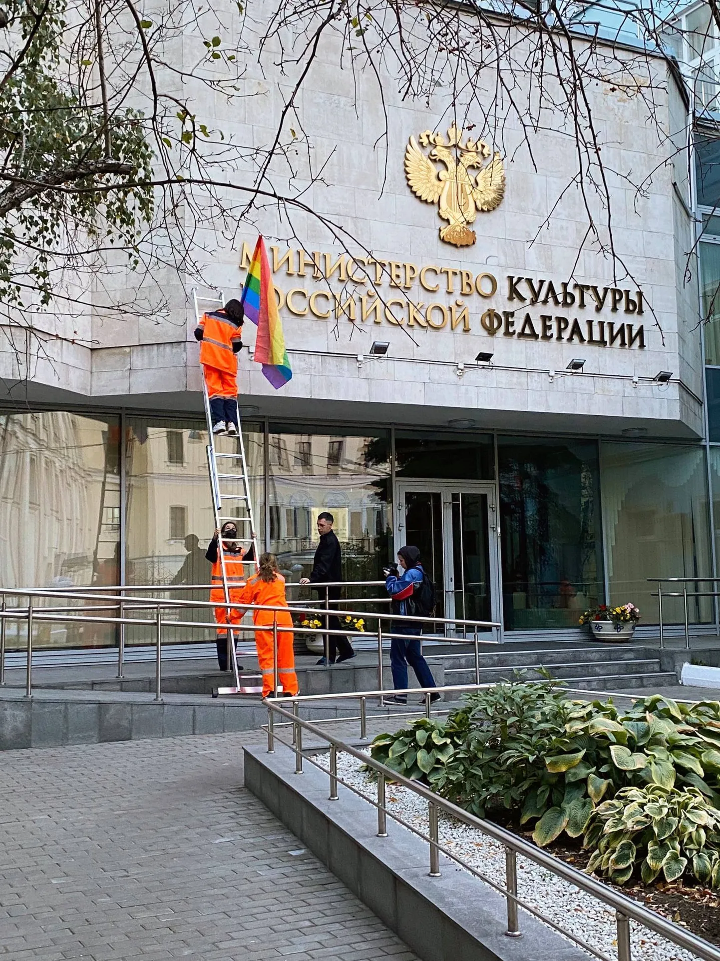 Pussy Rioti liikmed paigaldamas seksuaalvähemuste vikerkaarelippu Vene kultuuriministeeriumi hoonele.