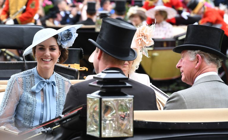 Prints William ja Cambridge'i hertsoginna Catherine osalesid Royal Ascoti hobuste võiduajamiste esimese päeva sündmustel. Tõllas on ka prints Charles ja hertsoginna Camilla