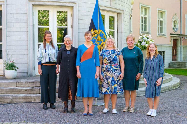 Pärnu naiste tugikeskuse tiim käis Kersti Kaljulaidile auhinda üle andmas.