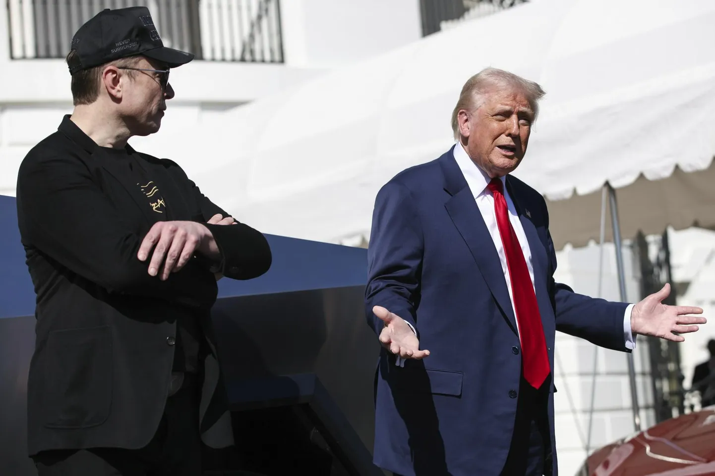 Donald Trump lubas esmaspäeval osta Elon Muski toetuseks endale Tesla elektriauto. Majanduslanguse kohta ütles ta aga pühapäeval, et ta ei näe seda üldse, ning lubas, et tulevikus läheb riigis majandusbuumiks.