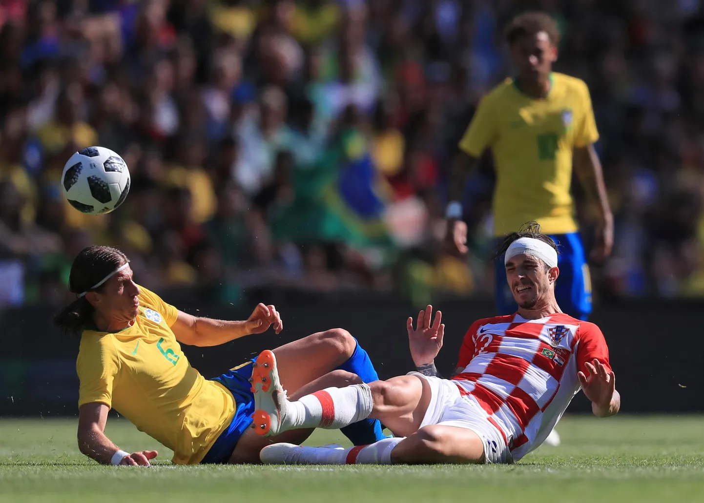 Brasiillane Filipe Luis ja horvaat Sime Vrsaljko 3. juunil Liverpoolis peetud sõprusmängus, mille Brasiilia võitis 2:0.<br />