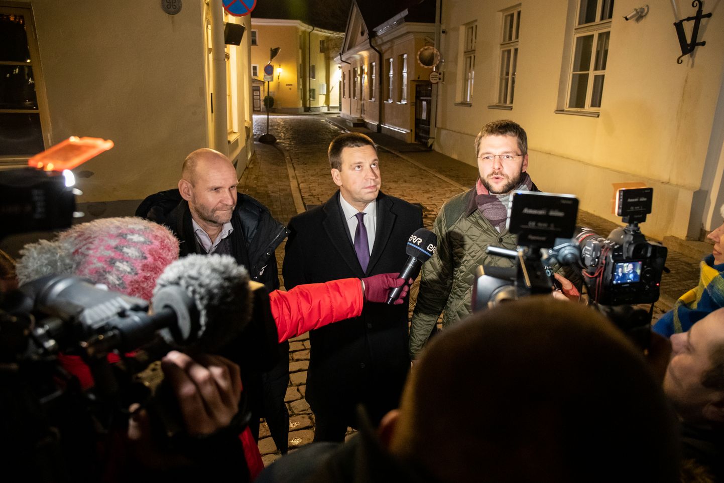 Jevgeni Ossinovski, Jüri Ratas ja Helir-Valdor Seeder pidasid Stenbocki majas kõnelusi.