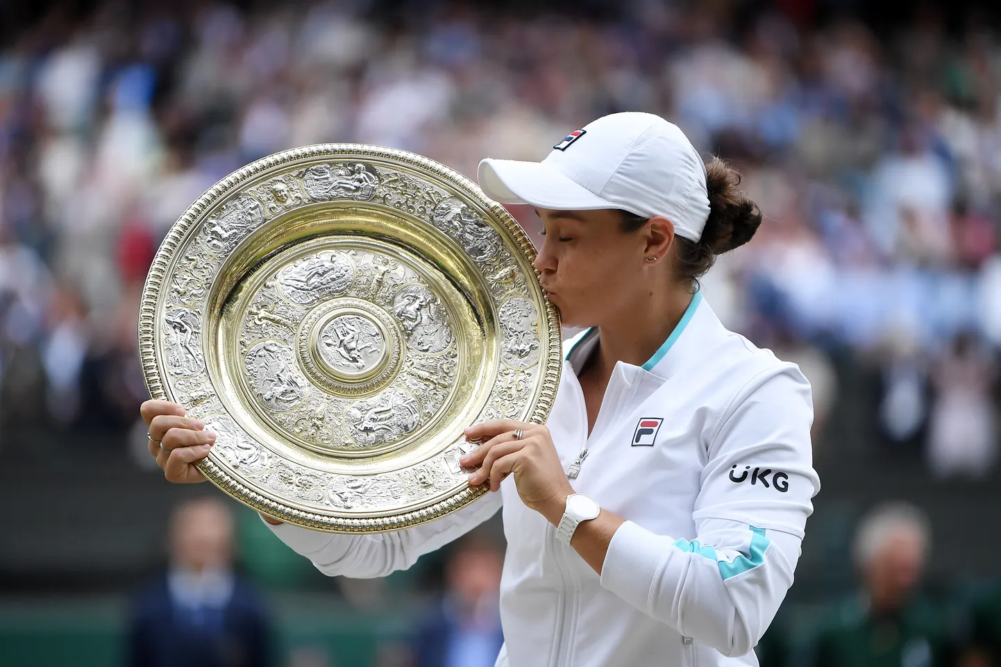 Ashleigh Barty Wimbledoni võidutrofeega.