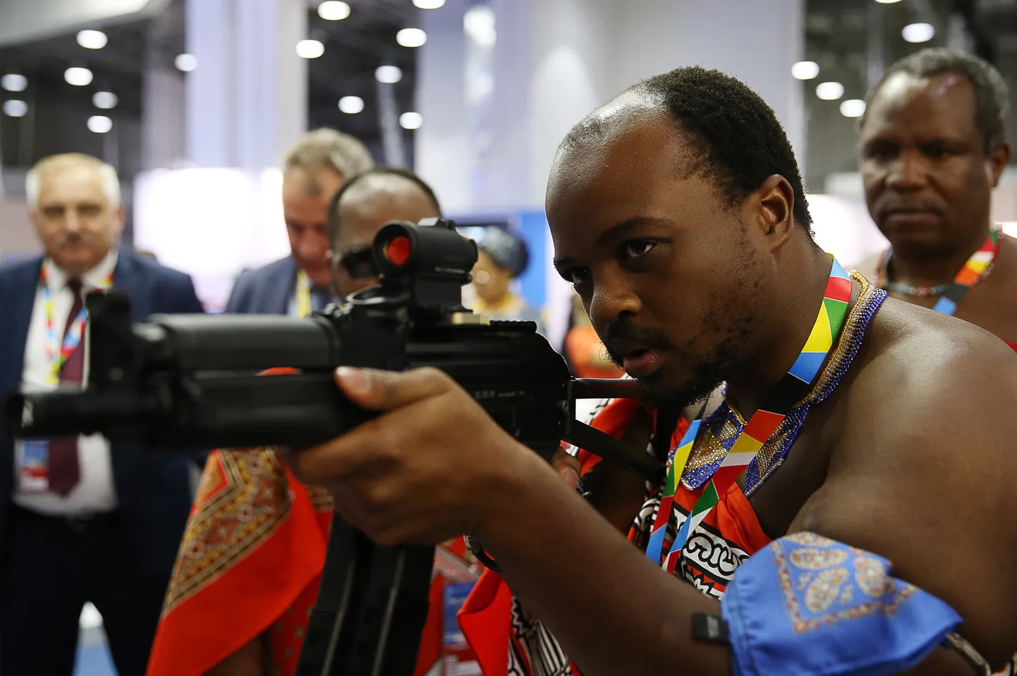 Mswati III katsetamas Venemaal Kalašnikovi kontserni toodangut.