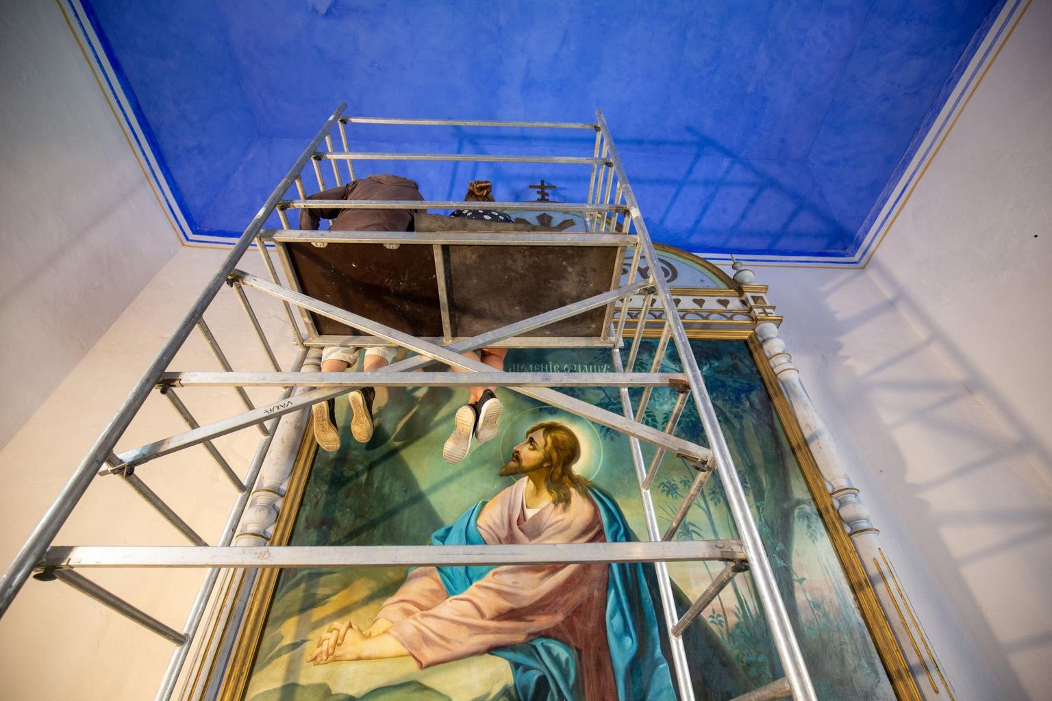 Neljapäeval toimetasid kiriku aujärje maali ja ikooniraamide kallal Eesti kunstiakadeemia ja Tartu kõrgema kunstikooli Pallas tudengid.