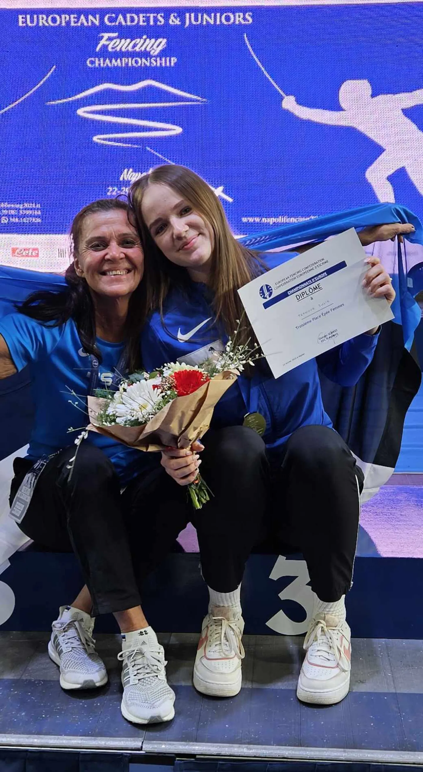 Юлия Трынова (справа) после завоевания медали на молодежном чемпионате Европы вместе с тренером Хелен Нелис-Наукас.