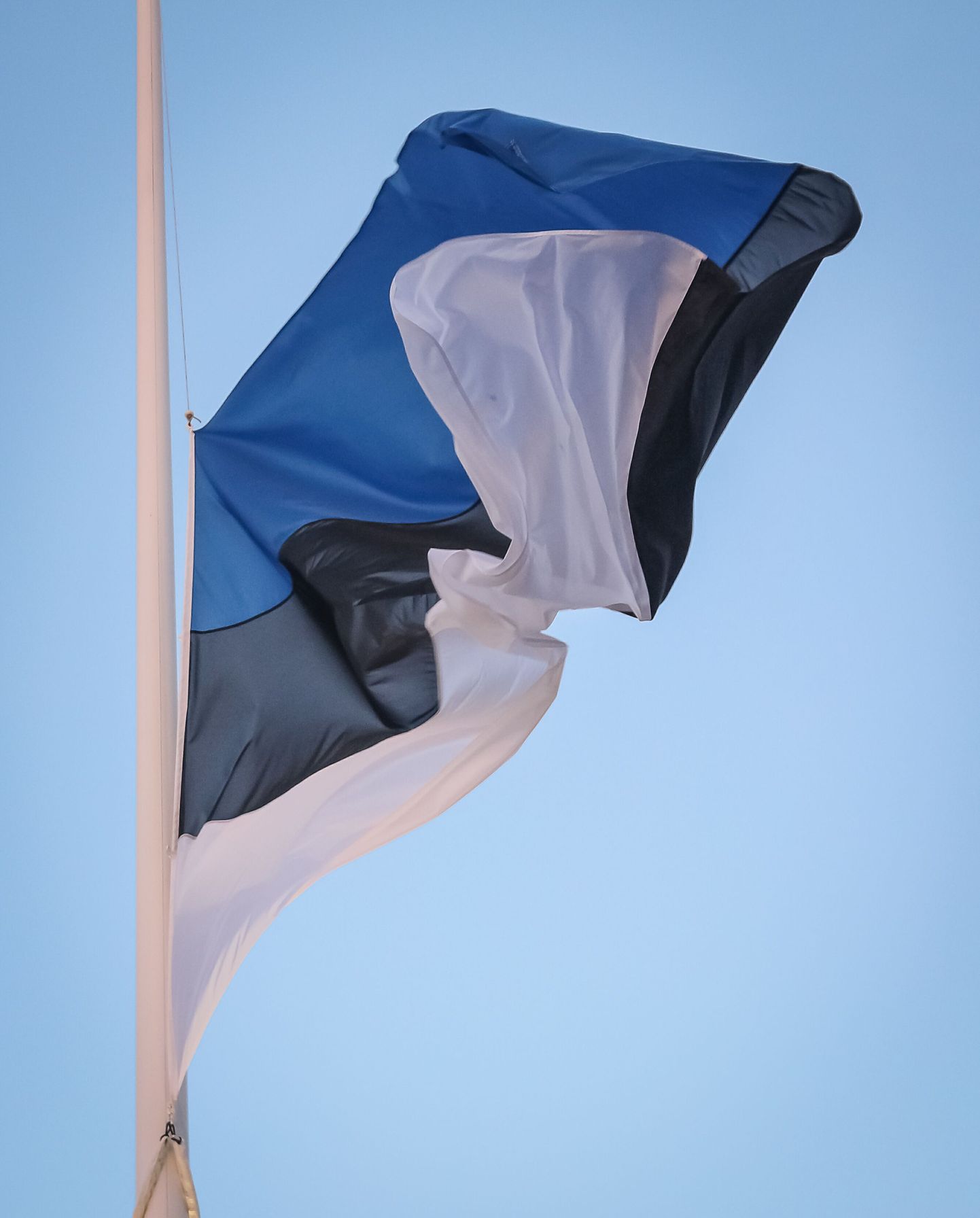 Lipu heiskamine Pärnus Rüütli platsil.