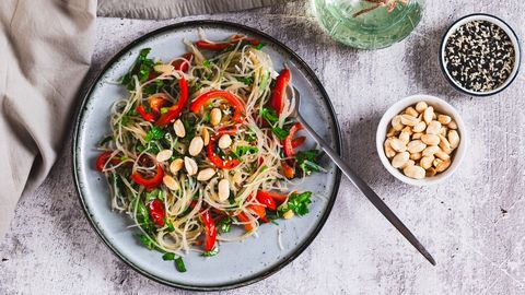 Klaasnuudlisalat röstitud paprika, ürtide ja pähklitega
