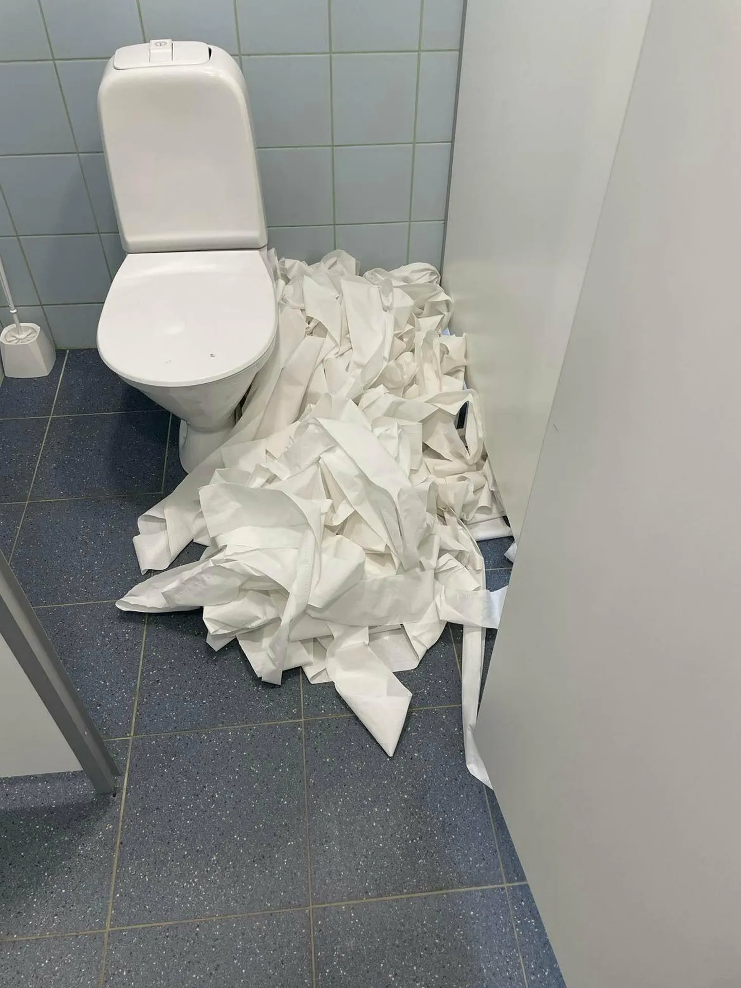 Selliseid olukordi on jäädvustanud koolitöötajad Jakobsoni kooli WC-des.