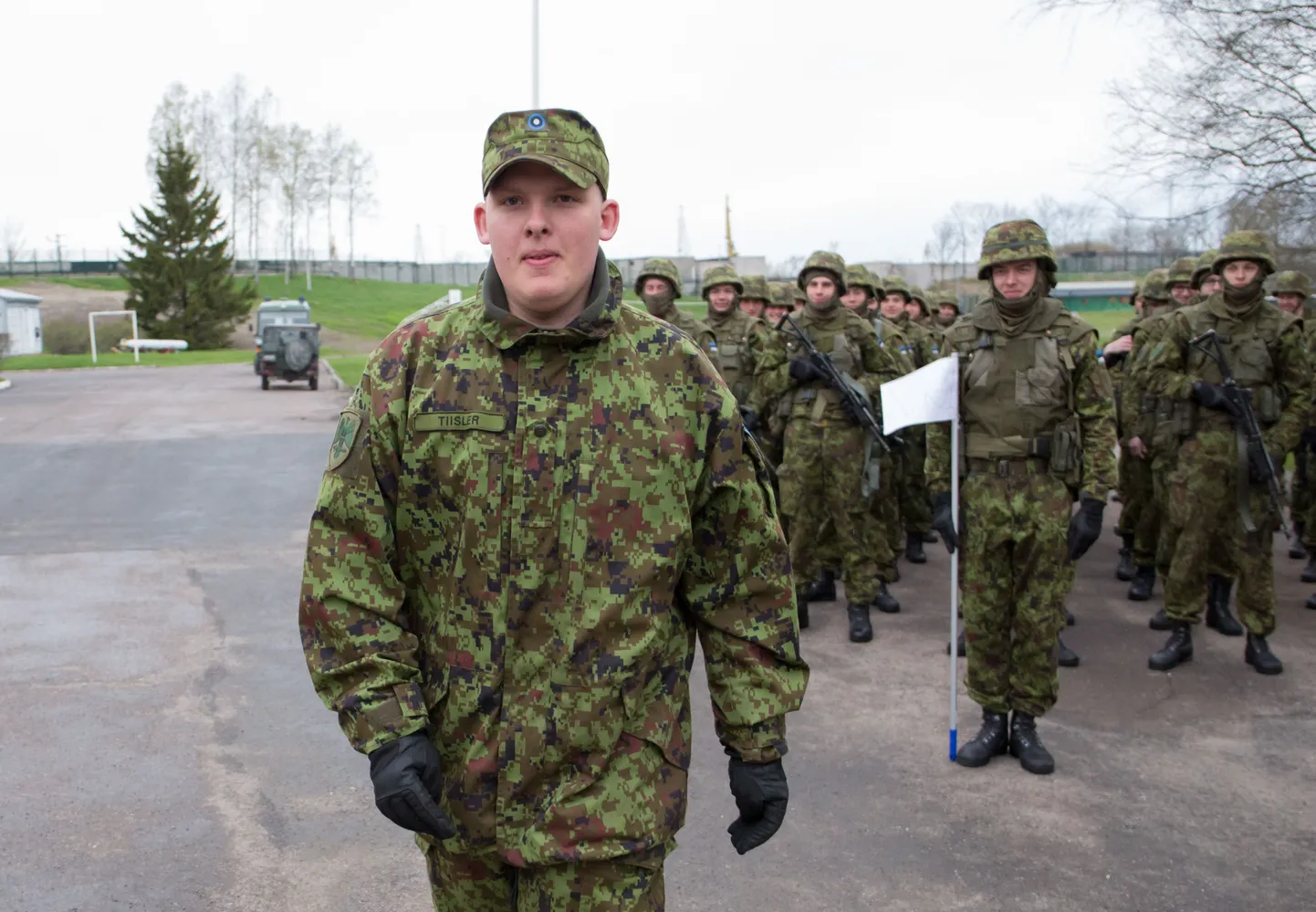Kõvasti ja 
õigesti: kontsertideks pole kaitseväes võimalik harjutada, laulda saab ainult rivistustel, kuigi ka seal on Alvar 
Tiislerile tehtud märkus, et katsuge pisut vaiksemalt laulda.
