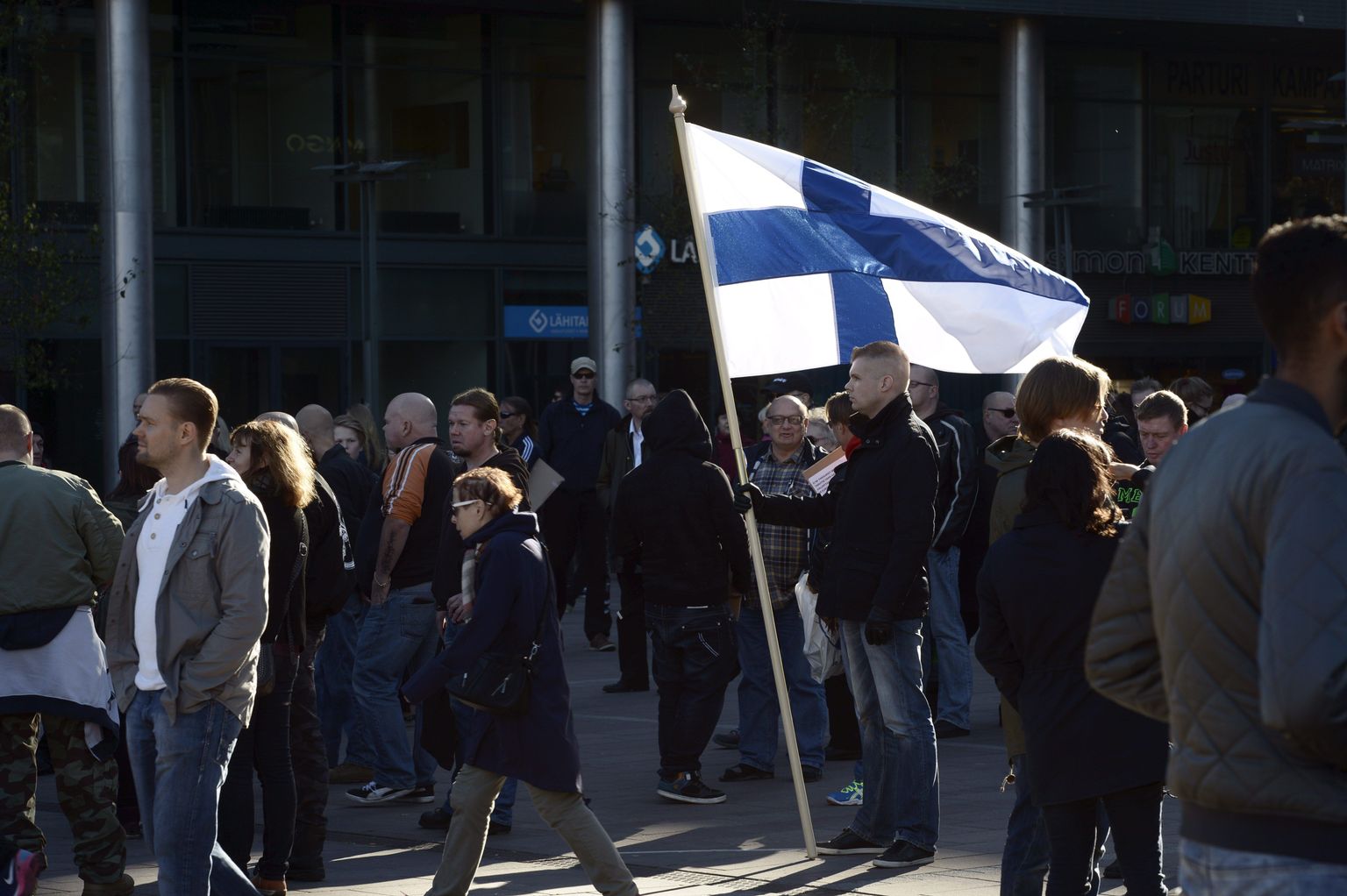 Migrandivastane protestija Soome lipuga laupäeval Helsingis.