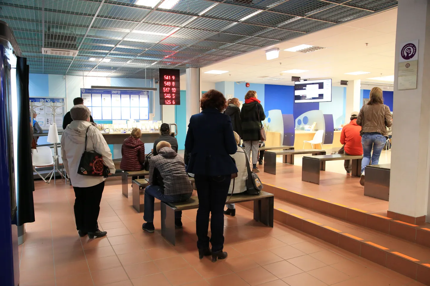 Tartu politseimajas tuli eile pärastlõunal passiametniku jutule saamiseks oodata mõnikümmend minutit.