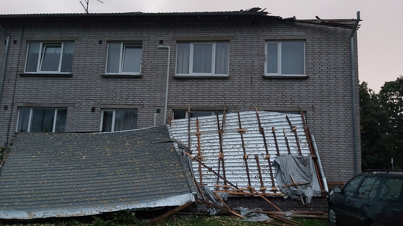 Äikesetormiga kaasnenud tugev tuul viis Räpinas Sireli tänaval asuvalt kortermajalt osa katusest