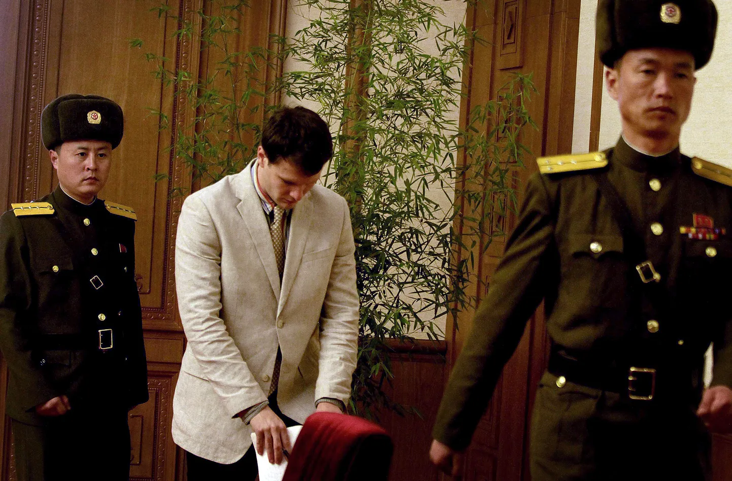 Otto Warmbier Pyongyangis eelmise aasta alguses peetud pressikonverentsil, kus ta pidi demonstratiivselt oma süüd propagandaplakati varastamisel tunnistama.