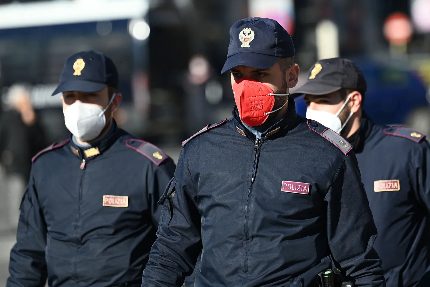 Itaalia politsei roosaka koroonamaskiga. Ametiühingu väitel võivad seda värvi maskid kahjustada korrakaitsjate mainet.