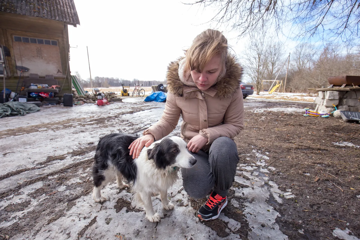 Kairi Roosipuu ja tema koer Ruudi, Tammeküla, Uue-Linna talu.