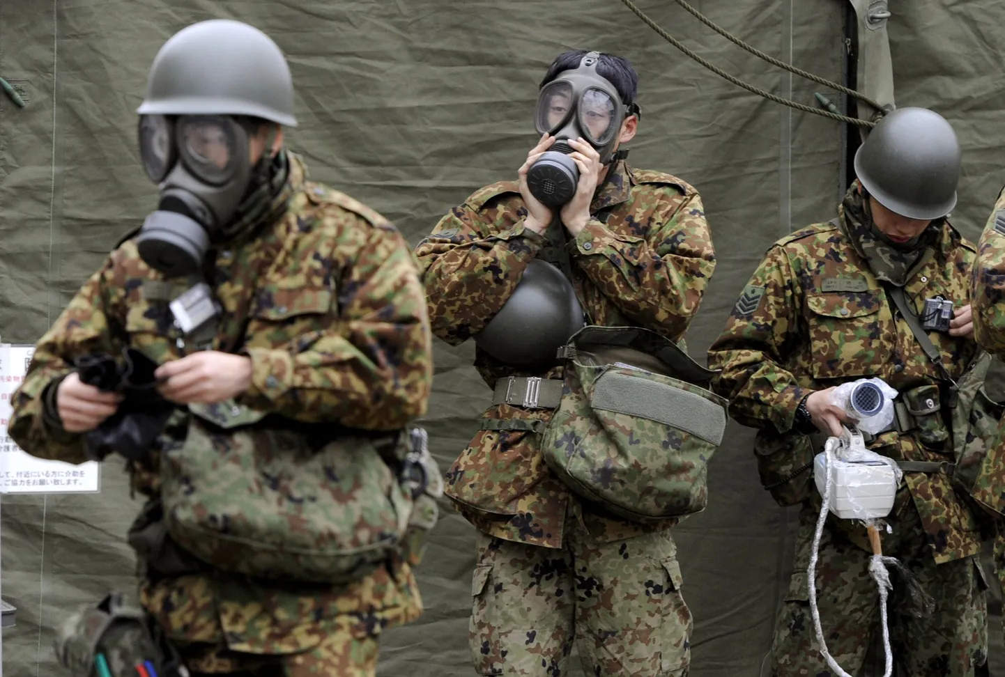 Jaapani sõdurid radioaktiivse materjali minema pesemisel.