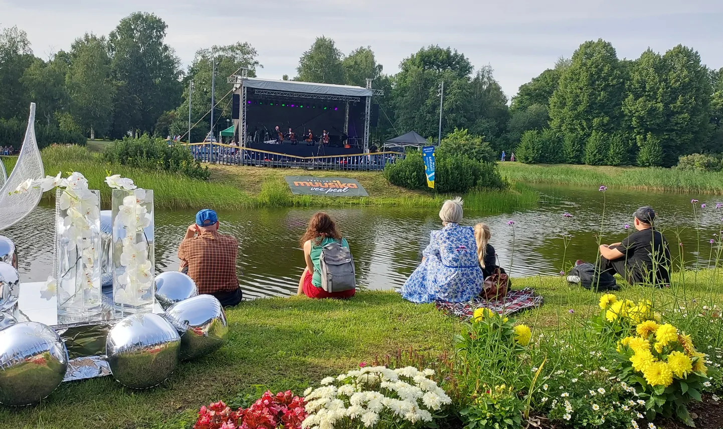 Kontserdi "Muusika  vee peal" Kohtla-Järve rahvapargis avas tšellokvartett C-Jam.