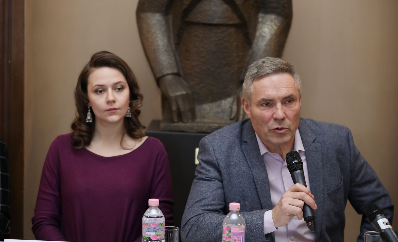Soliste Inna Kločko un operas atjaunojuma režisors Juris Žagars piedalās preses konferencē, kurā informē par Andreja Žagara iestudēto operu "Pīķa dāma".