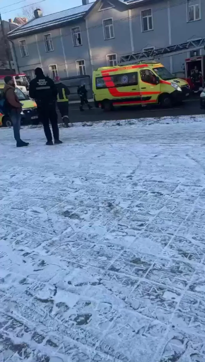 ВИДЕО ⟩ Из горящего дома в Риге спасены 15 человек. Изменено движение  общественного транспорта