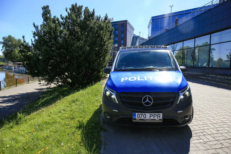 Kolmapäeval tuli Tasku keskuse juurde korda looma ka politsei, kuid et nende koormust vähendada, on linnavalitsusel leping turvafirmaga G4S, mille töötajad samuti jõeäärel silma peal hoiavad.