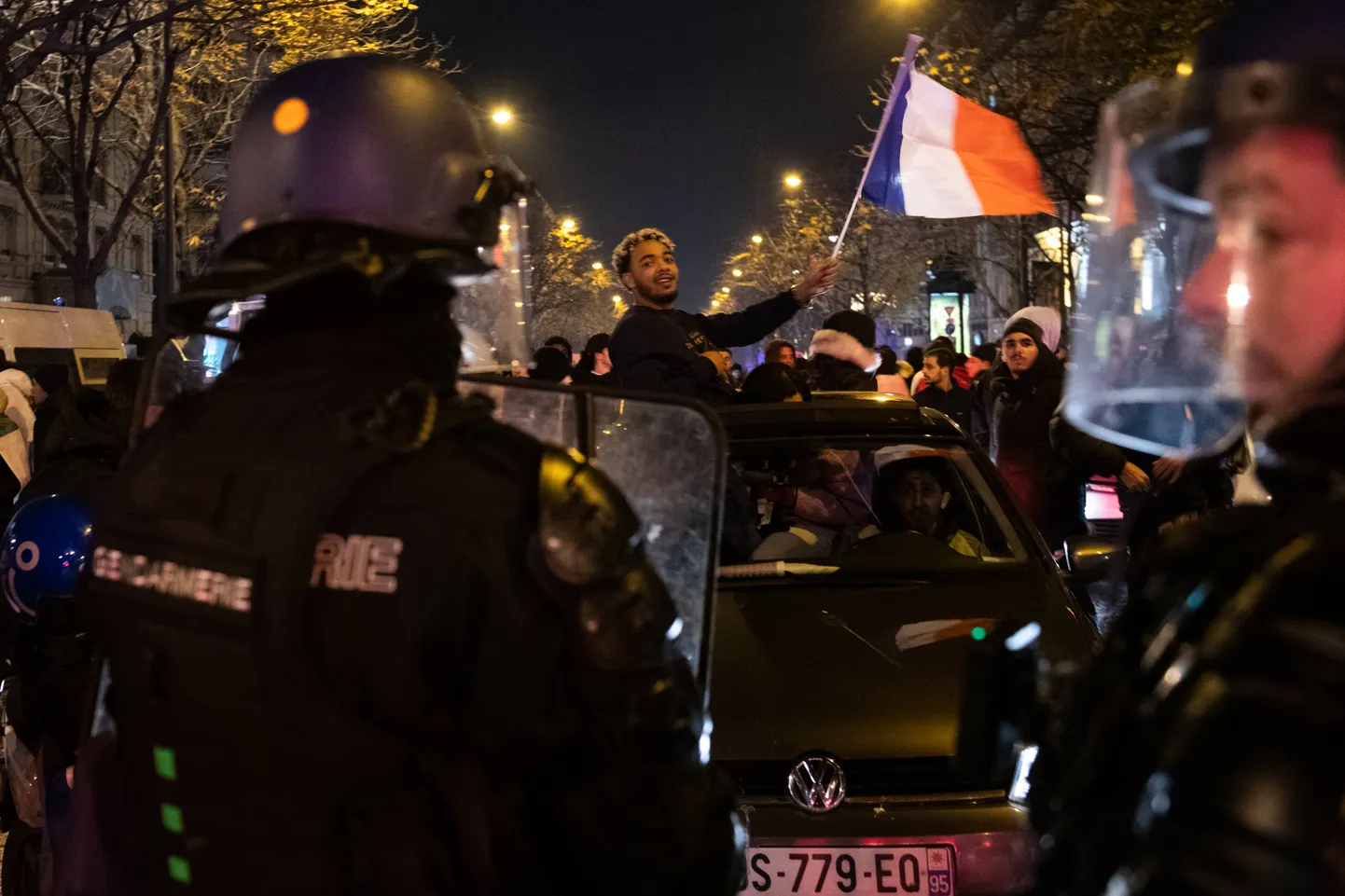 Tähistajad ja korrakaitsjad kolmapäeval Champs-Élysées'l.