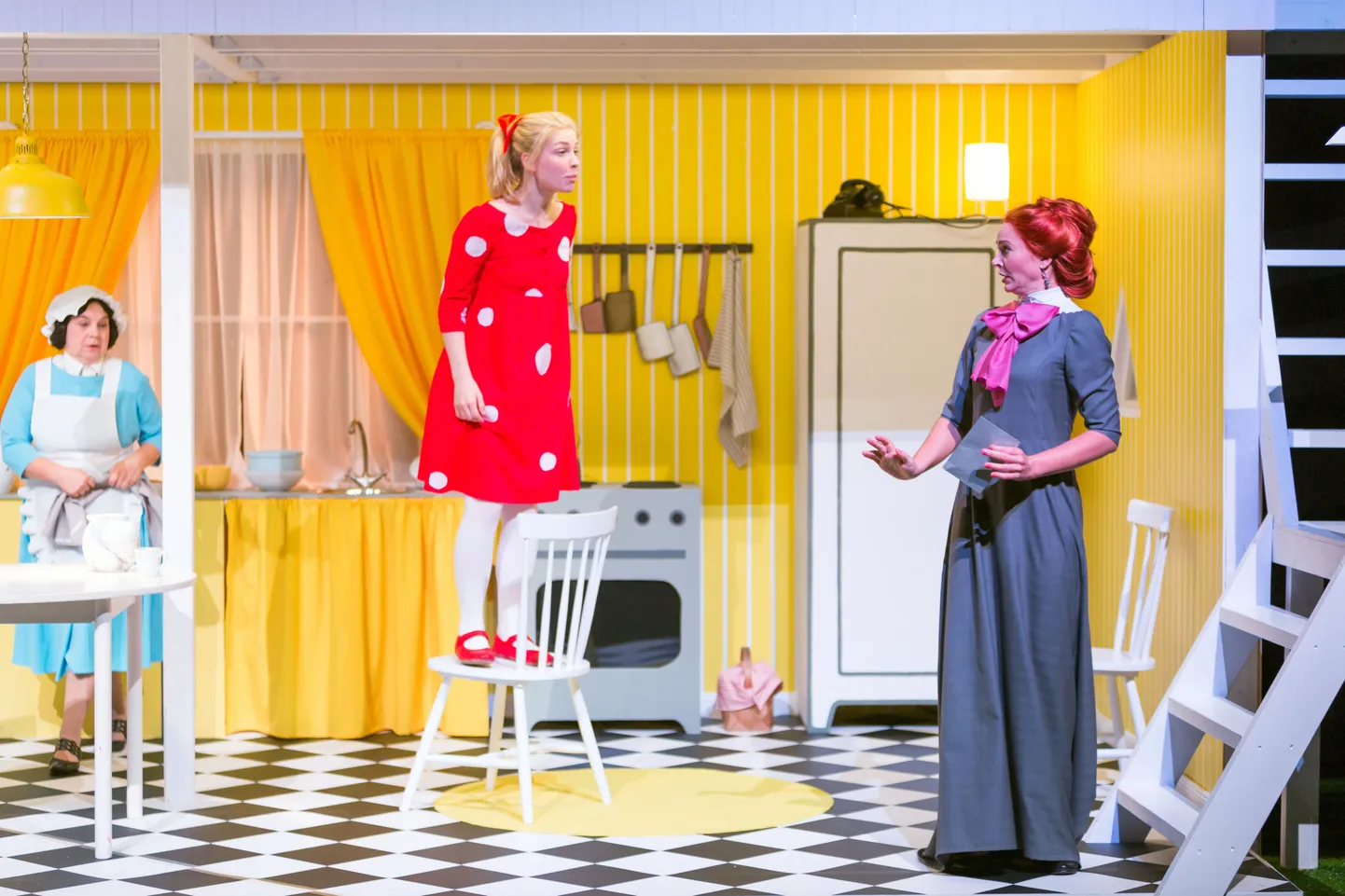 Mait Jooritsa lavastuses «Pollyanna» mängivad NUKU teatris Tiina Tõnis (Nancy), Tiina Adamson (Pollyanna) ja Lee Trei (tädi Polly).