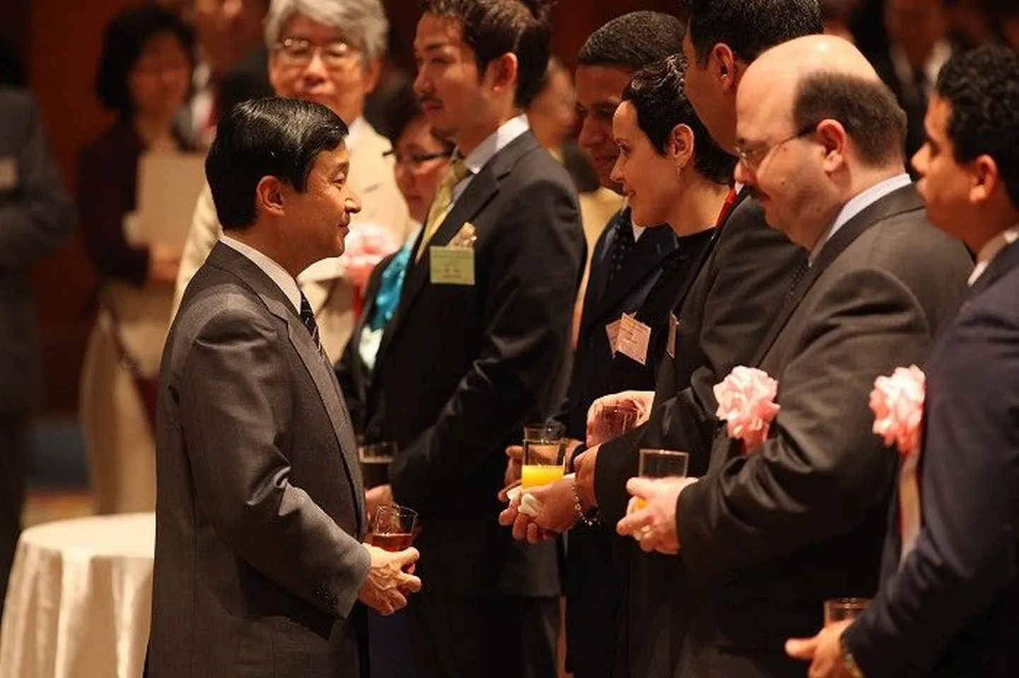 Kroonprints Naruhito kohtumas delegatsioonide juhtidega.