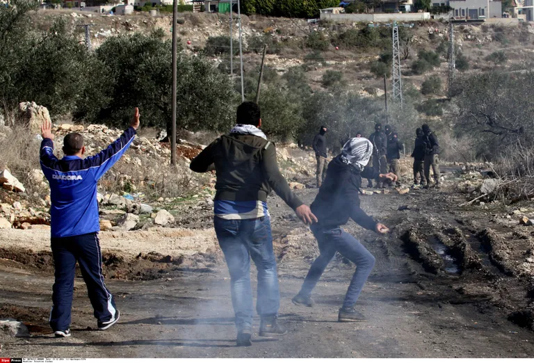 Palestiinlased Iisraeli sõdureid kividega loopimas. Foto: SIPA/Scanpix