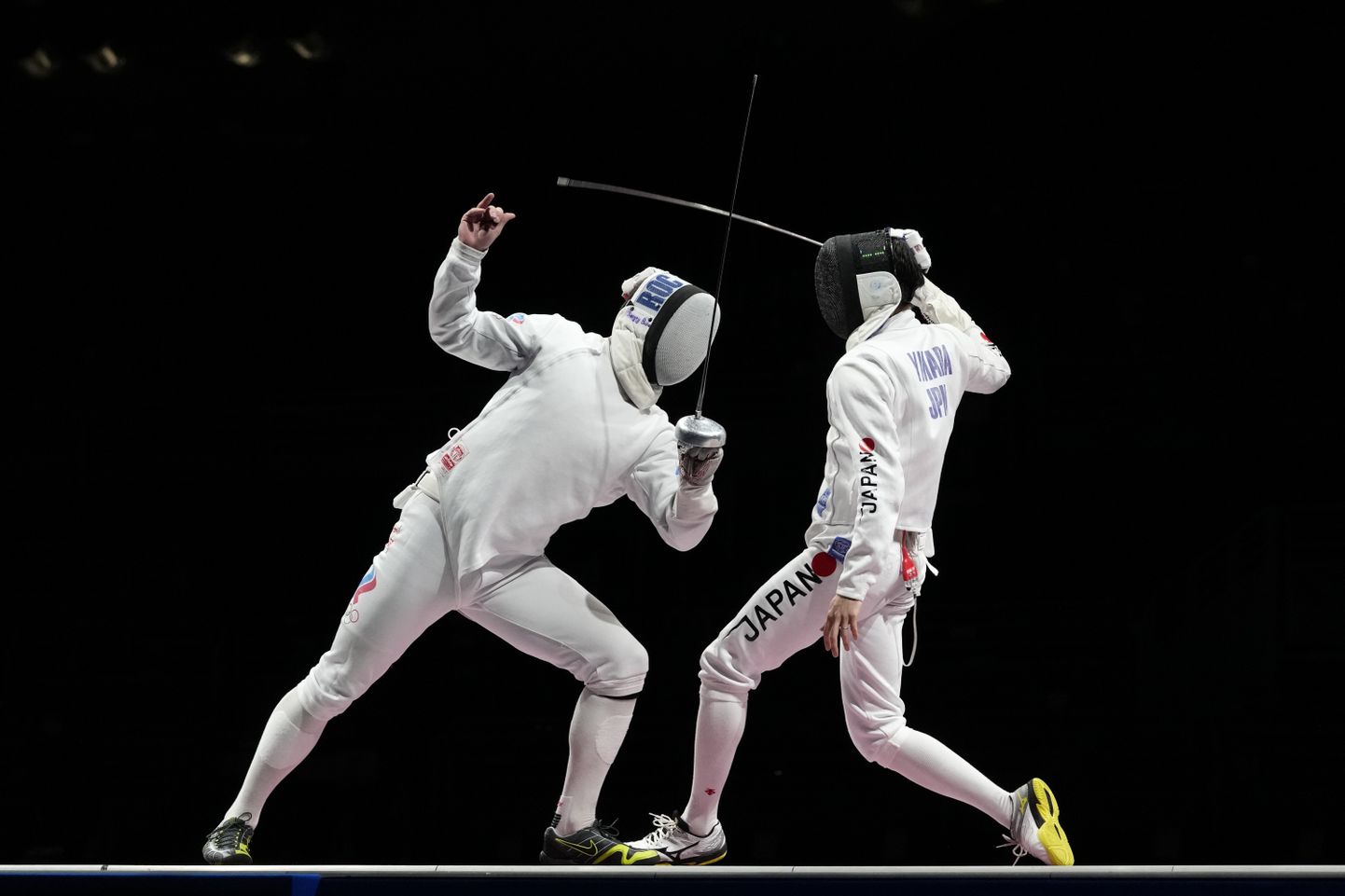 Sergei Bida (vasakul) vehklemas Tokyo olümpial.
