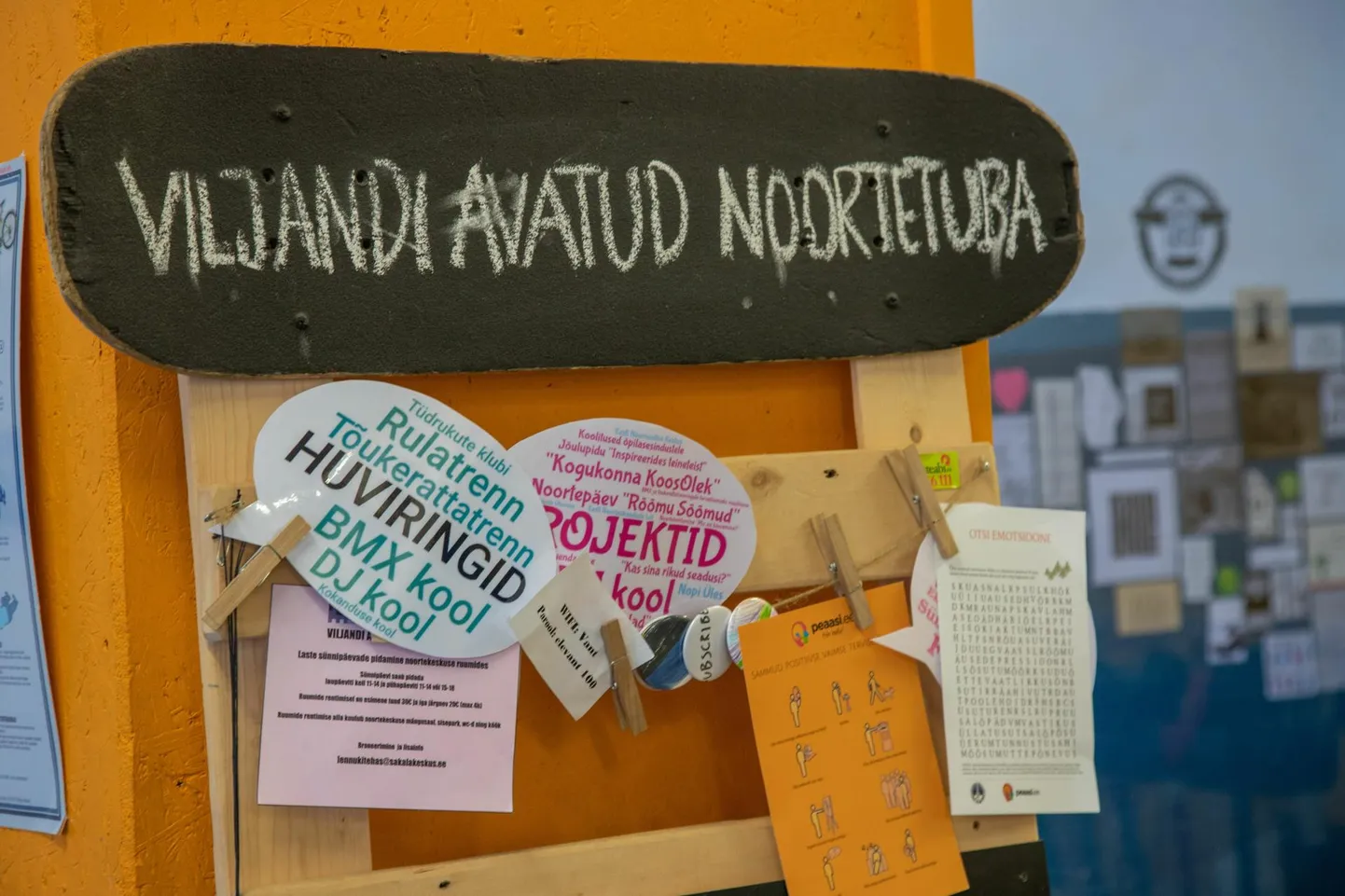 Viljandi avatud noortetuba on aastaid tegutsenud Viljandi Lennukitehase ruumides, kuid aasta lõpuks tuleb neil sealt välja kolida. Ruume, kuhu kolida, on aga keeruline leida.