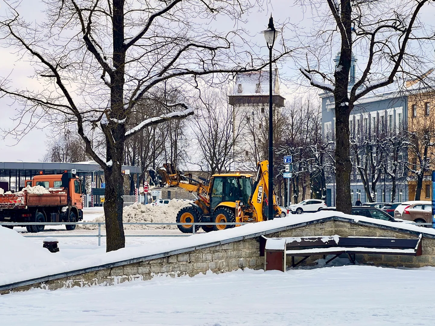 Уборка улиц в Нарве.