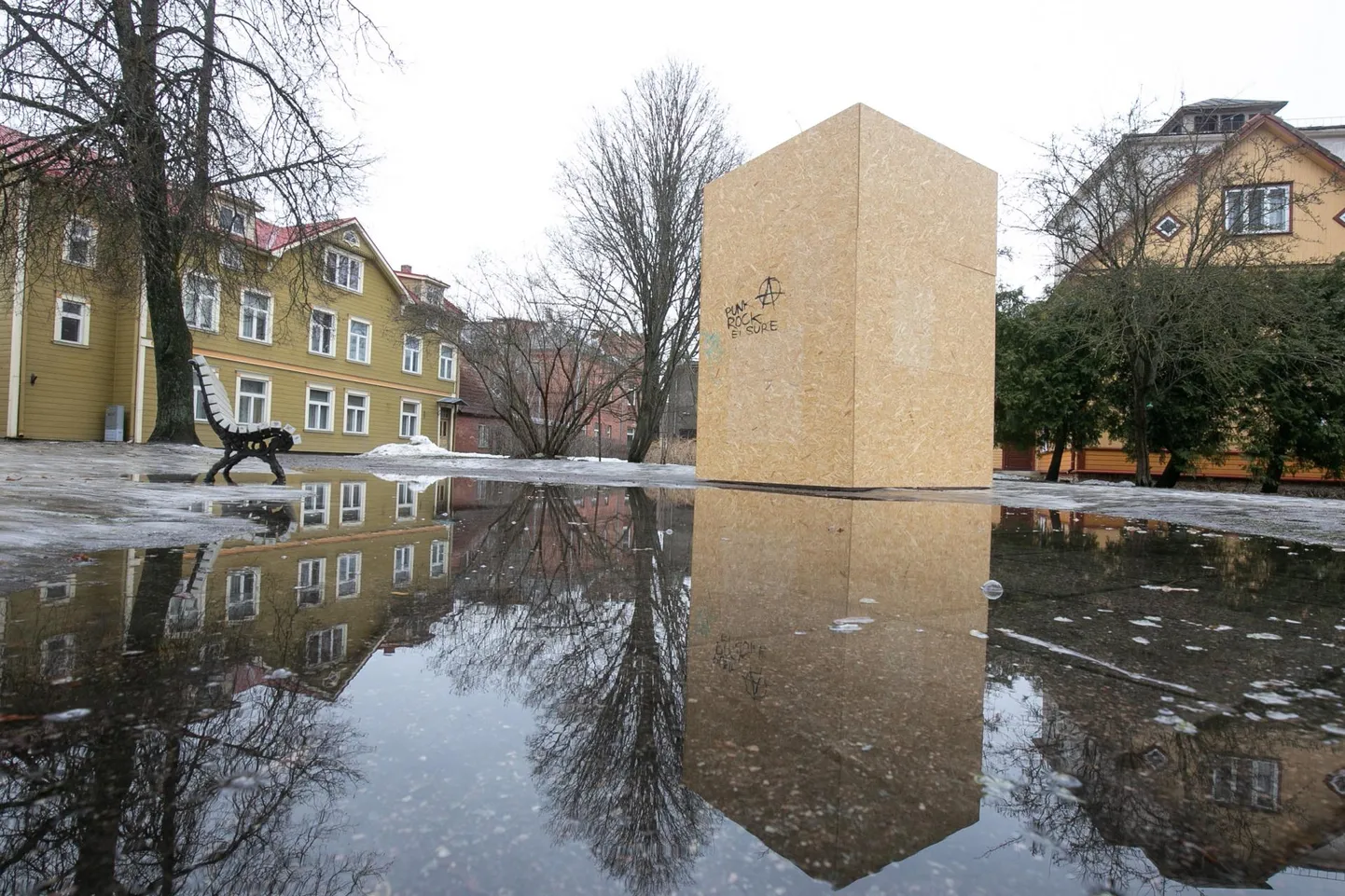 Jaak Joala mälestuseks rajatud sammas on nüüd üle kuu aja puidust kastis olnud. Kas see sealt kunagi taas ilmavalguse kätte pääseb, pole praegu teada.