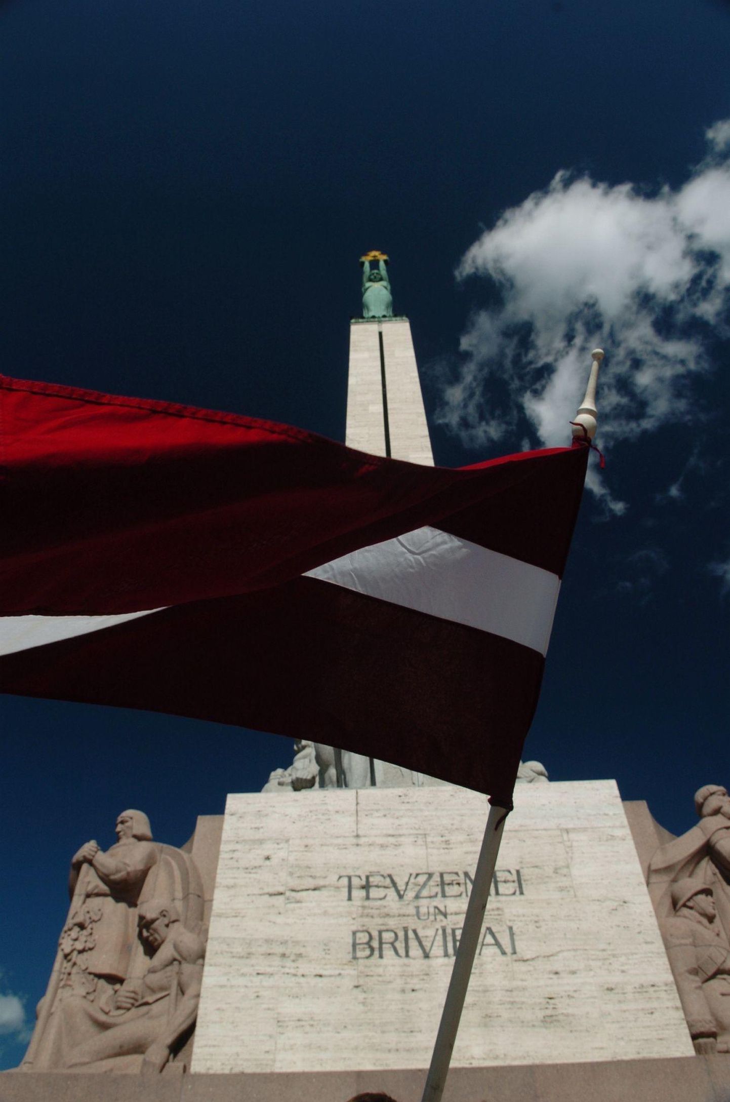 Läti lipp Riia vabadussamba ees. FOTO: Aigars Jansons/Scanpix