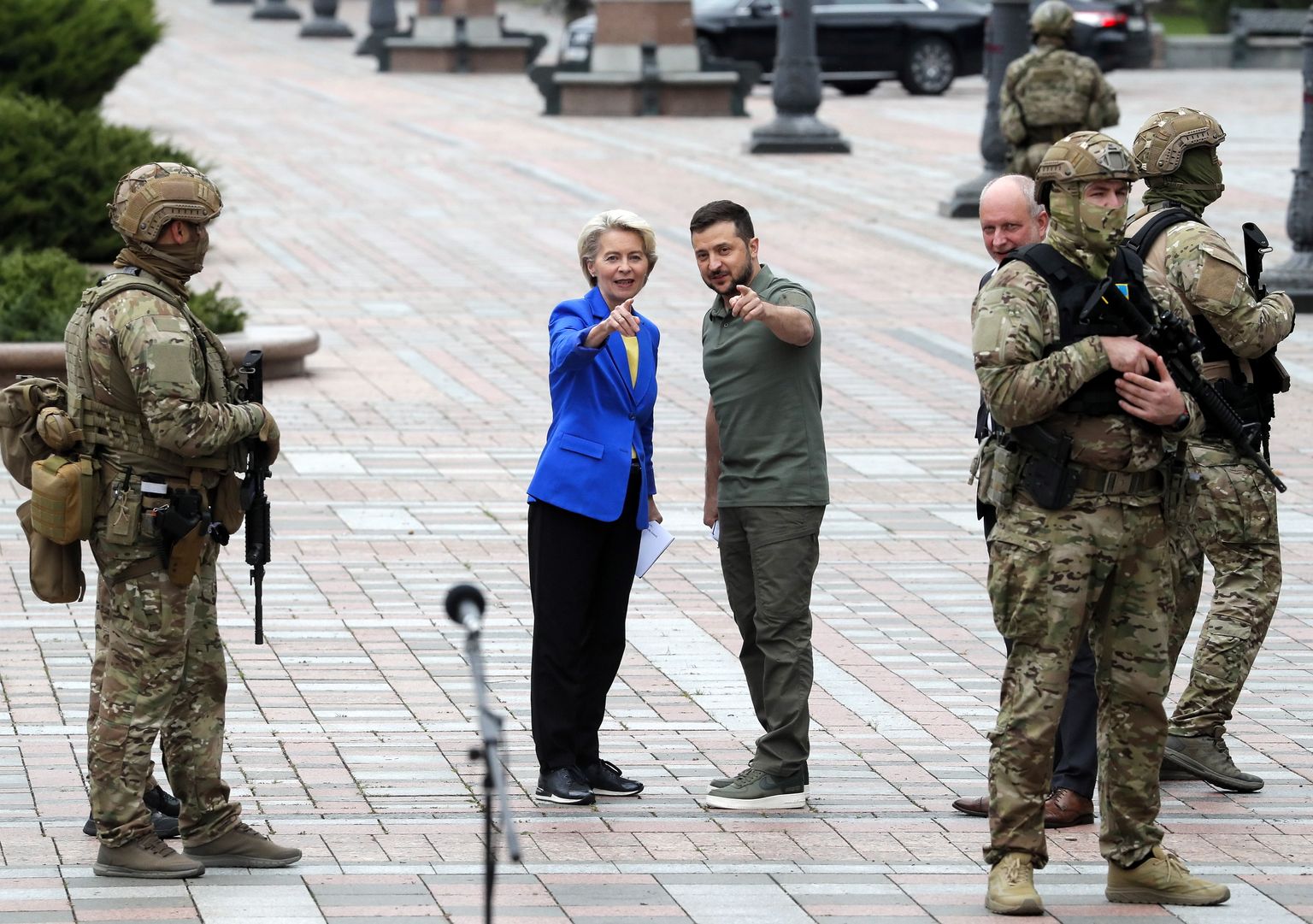 Euroopa Komisjoni president Ursula Von der Leyen ja Ukraina president Volodõmõr Zelenskõi Kiievis, kus Von der Leyen hoiatas jätkuva Vene ohu eest.