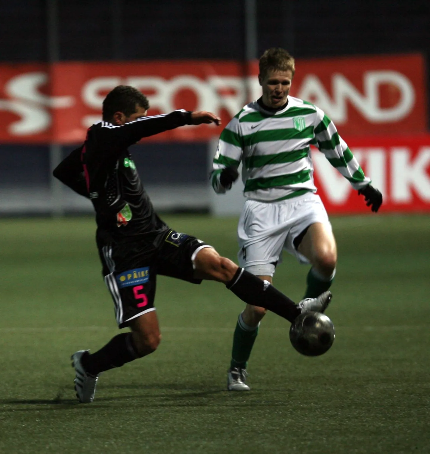 FC Flora mängija Urmas Rooba(triibulises).