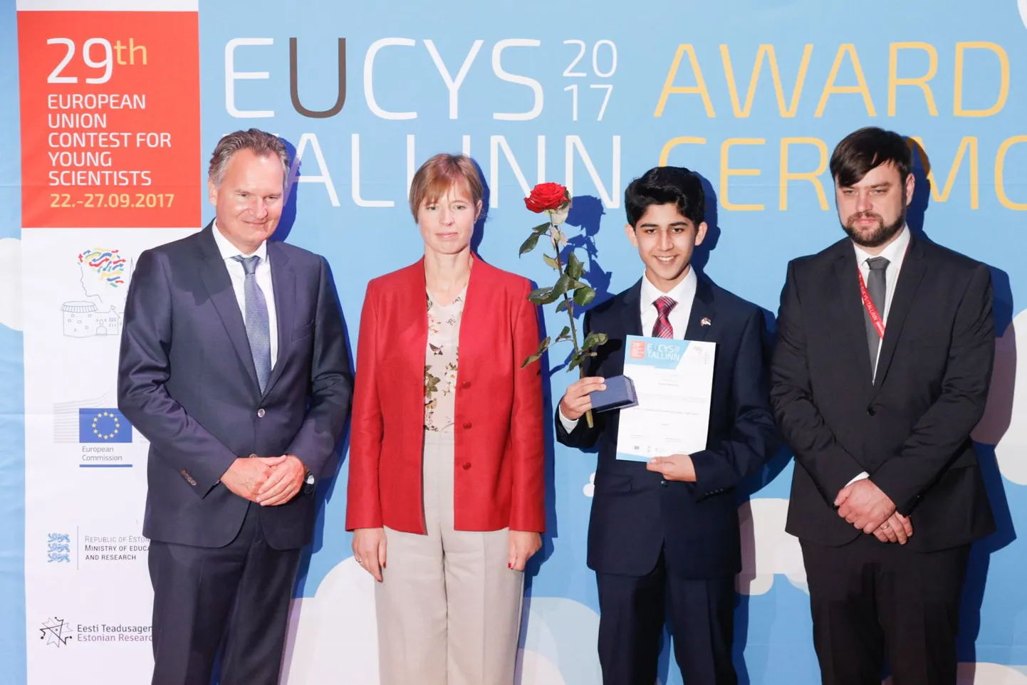 Euroopa Komisjoni teadusuuringute ja innovatsiooni peadirektoraadi juht Robert-Jan Smits, president Kersti Kaljulaid noorim osavõtja Danish Mahmood (14)ja žürii president Attila Borics
