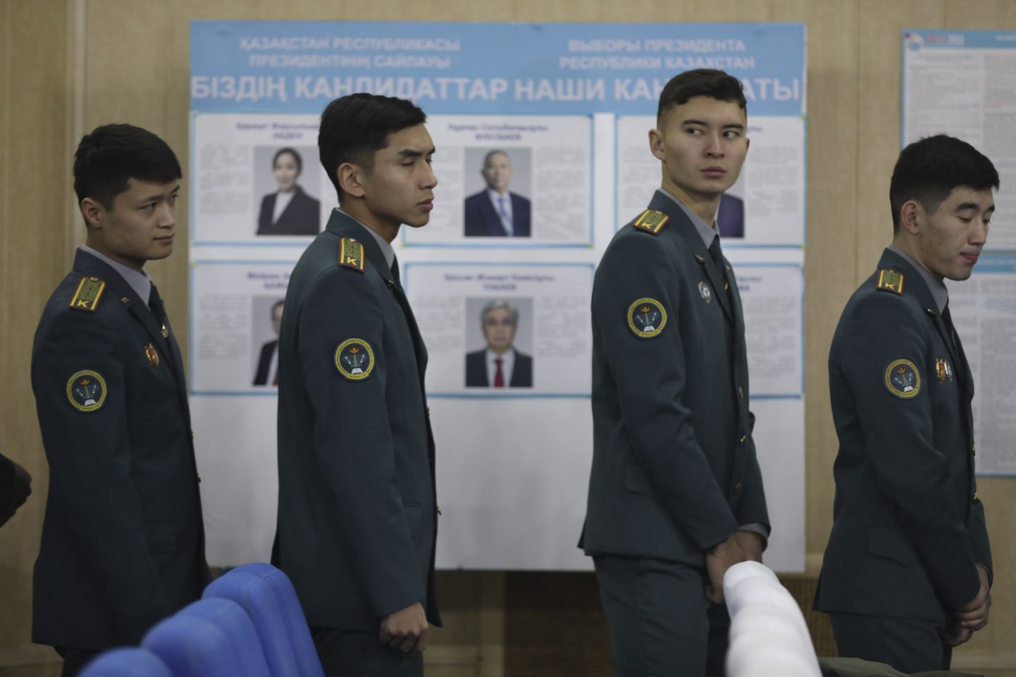 Sõjaväekadetid Kasahstani presidendivalimistel, jaoskonnas hääletamas, 20. november.