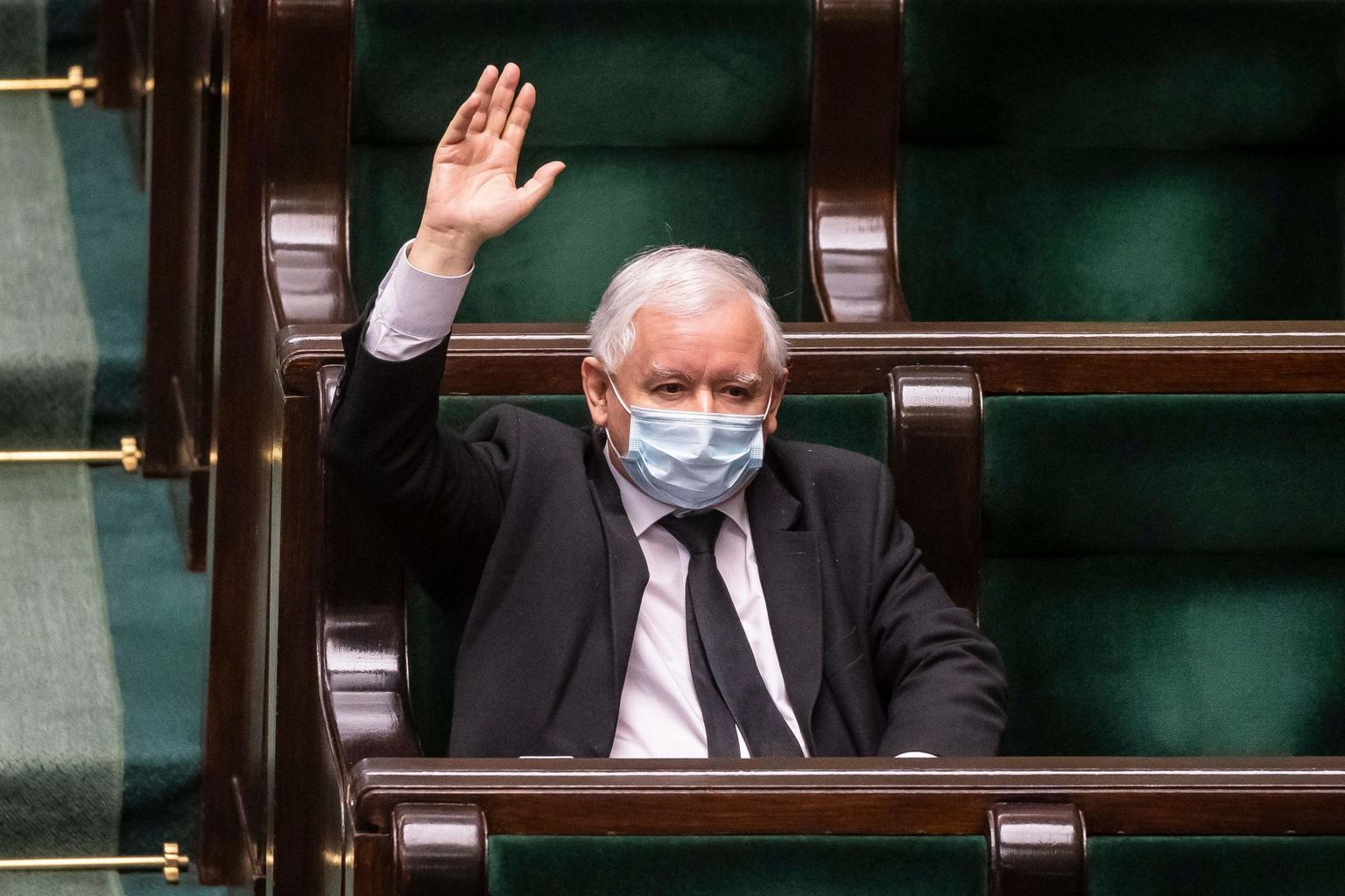 Võimupartei Õigus ja Õiglus juht Jarosław Kaczyński hääletamas postihääletuse korraldamise poolt. 