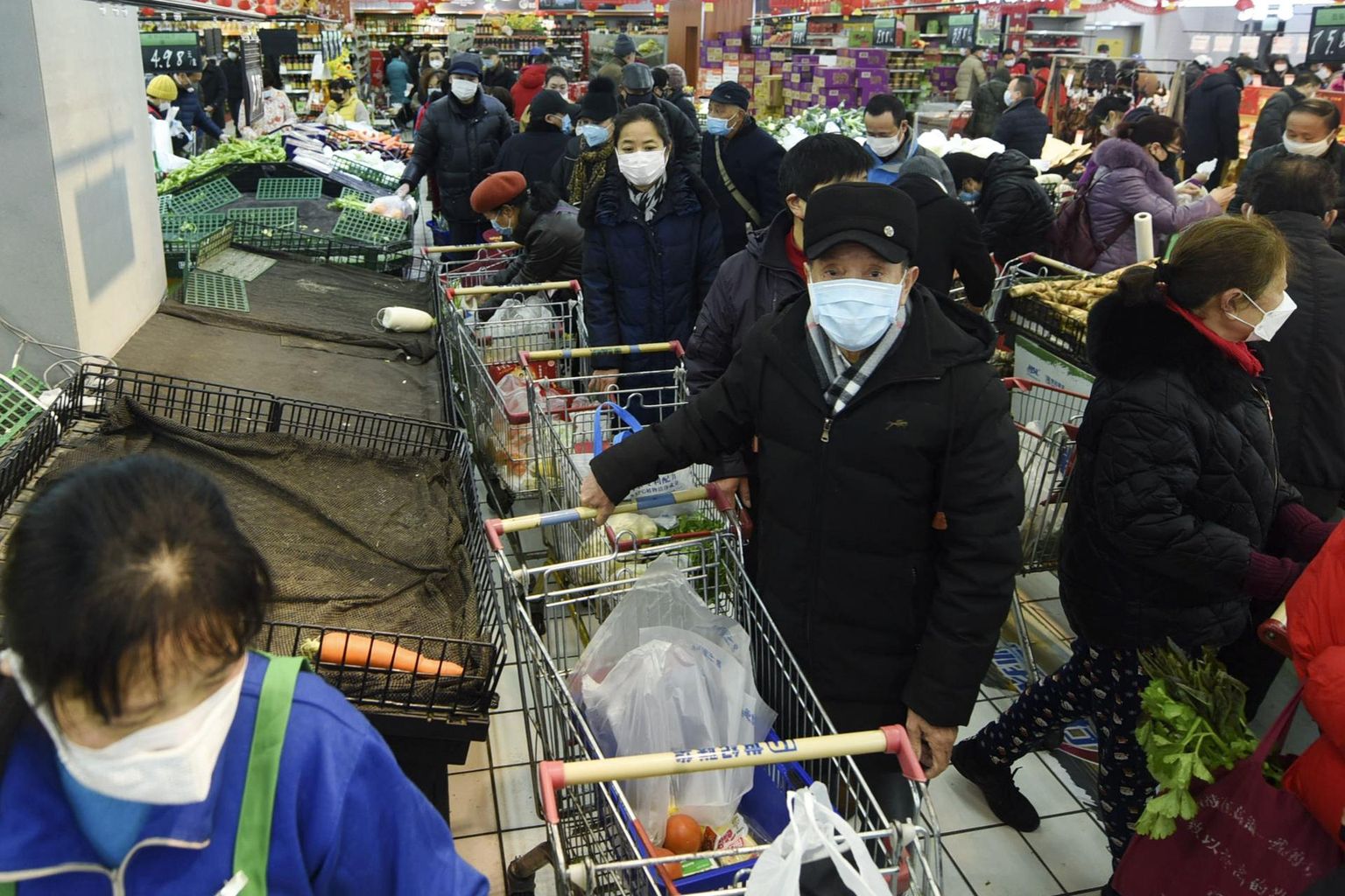 Hiina idaosas asuvas Hangzhou Shi linnas ostlevad inimesed pidid kohati leppima tühjaks jäänud poelettidega. 